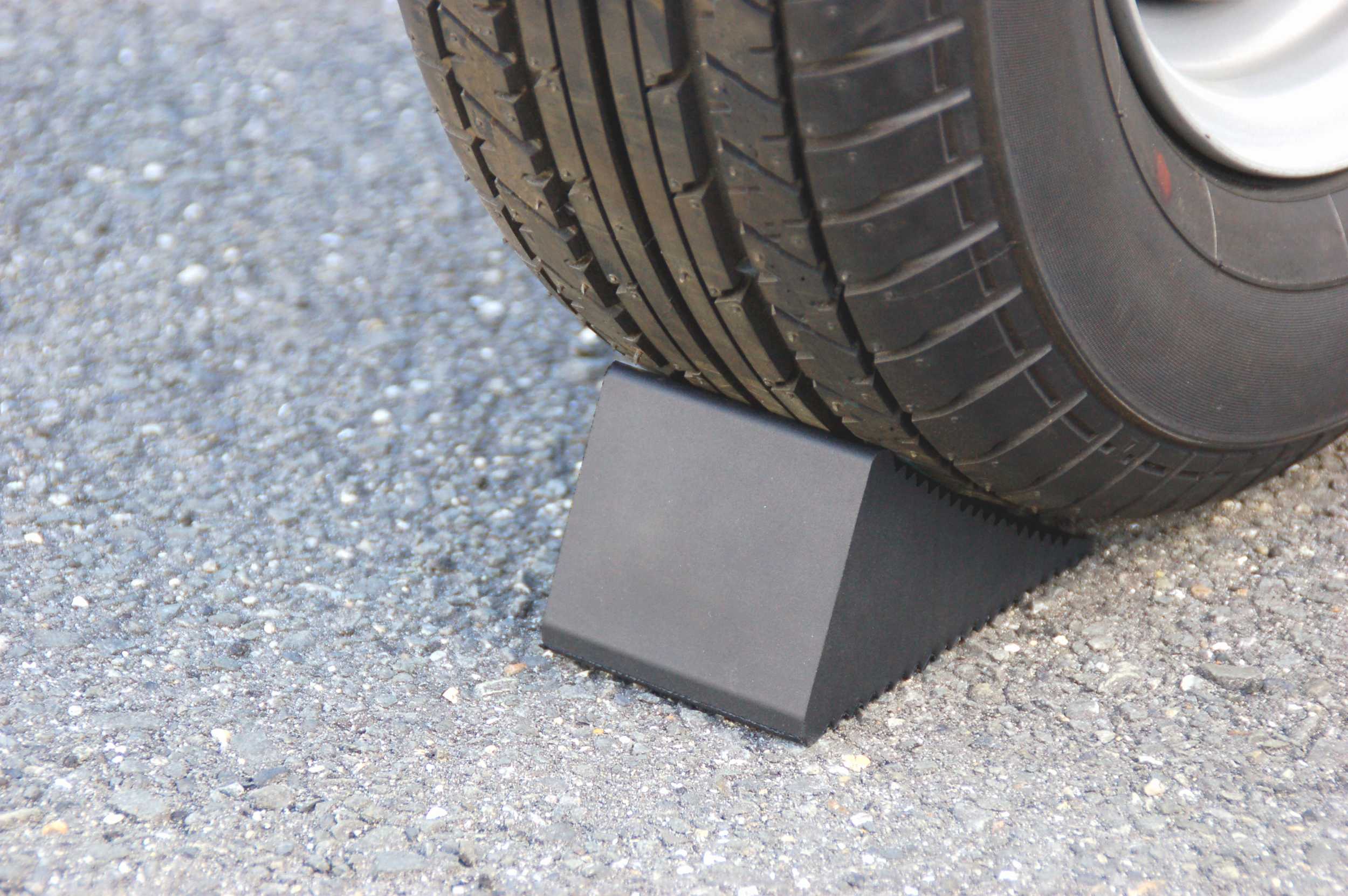 ゴム製タイヤストッパー